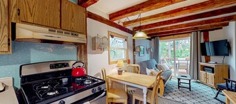 Countryside farm cottage with deck, grill & AC -great location near Devil's Lake