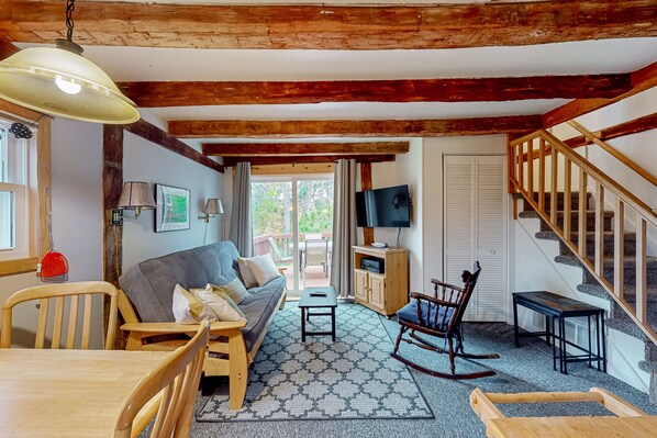 Téléviseur, lecteur de DVD, livres, sélection de films