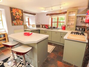 Lemari es, ketel listrik, dan peralatan masak/sendok-piring