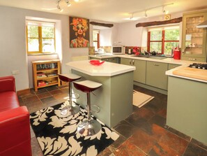 Refrigerador, tetera eléctrica y utensilios de cocina