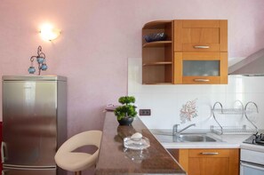 Apartamento, 2 habitaciones | Cocina privada | Frigorífico grande, microondas, horno y cafetera o tetera
