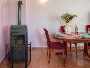 Apartamento, 2 habitaciones | Zona de estar | Televisión de pantalla plana de 80 cm con canales por satélite