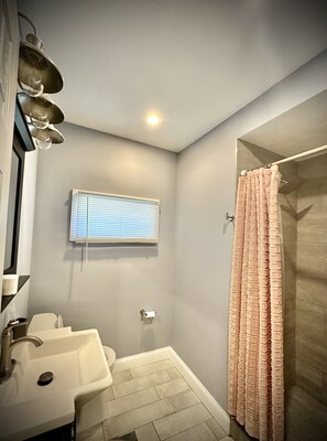 Douche, séchoir à cheveux, serviettes fournies, savon