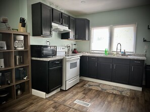 Private kitchen - 2 Bedrooms Sleeps 8 (South Bend)