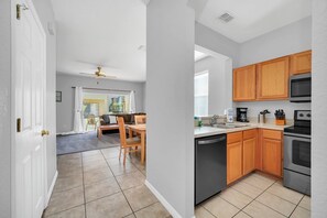 Fridge, microwave, oven, stovetop - Family Resort Close To Disney (Davenport)