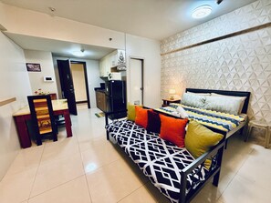 Basic Studio | Desk, free WiFi, bed sheets - One Palm Tree Villas Across NAIA T3 (Pasay)