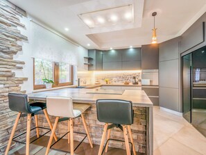 Frigorifero, forno, lavastoviglie, pentole/stoviglie/utensili