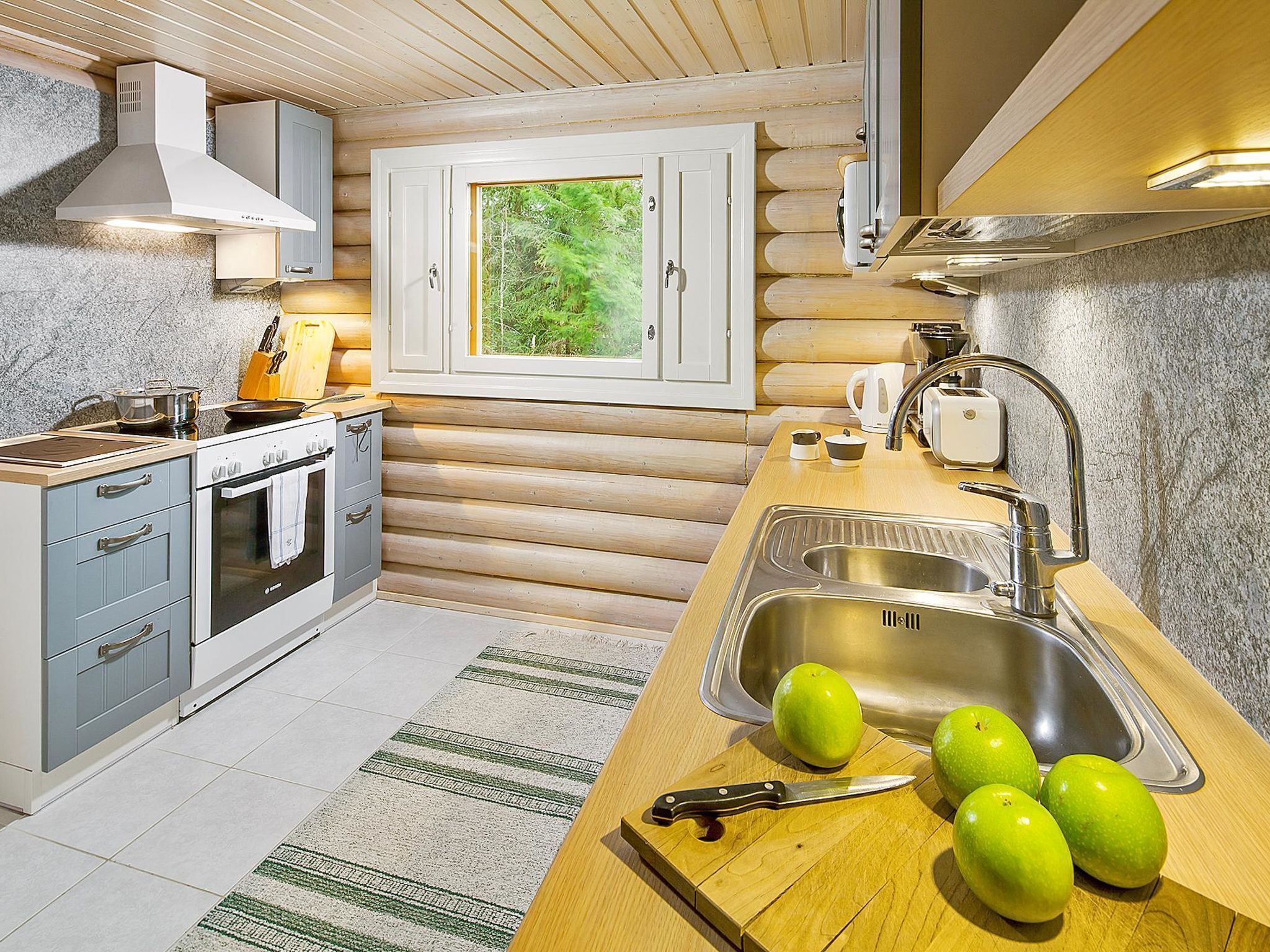 Een koelkast, een magnetron, een vaatwasser, een kinderstoel