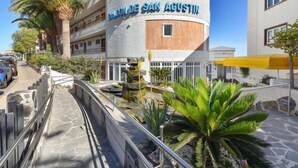 A modern building with a curved facade and the text "BANCO DE SAN AGUSTIN" on the side. - Apartment Balcon by Interhome (San Agustín)