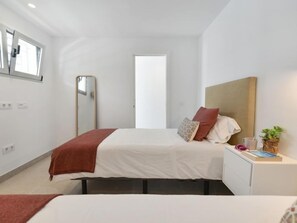 2 habitaciones, escritorio, tabla de planchar con plancha y wifi 
