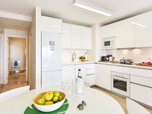 Kjøleskap, mikrobølgeovn, ovn og oppvaskmaskin