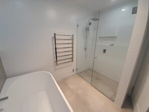 Dusche, Haartrockner, Handtücher, Seife