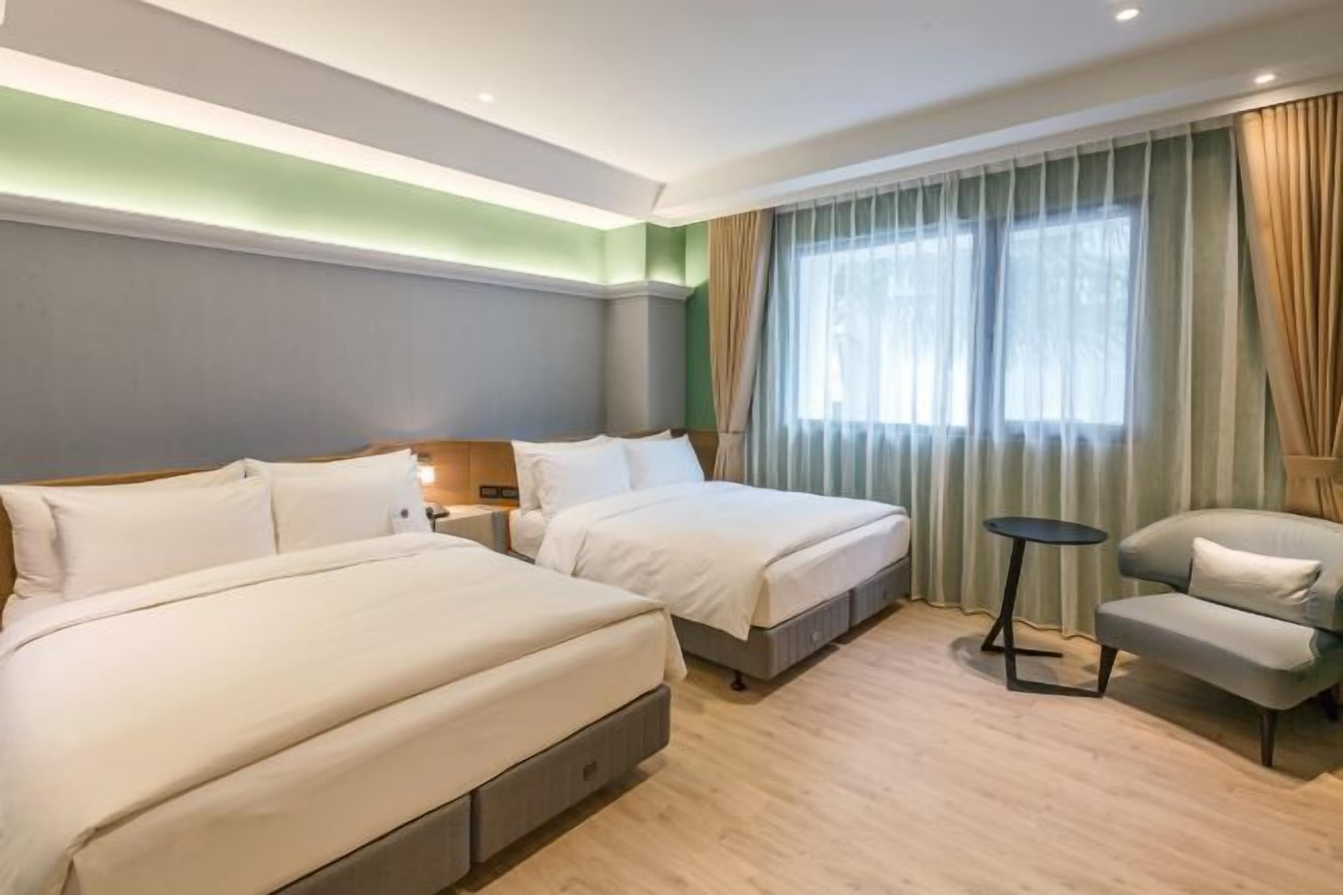 Down comforters, free minibar, soundproofing, free WiFi