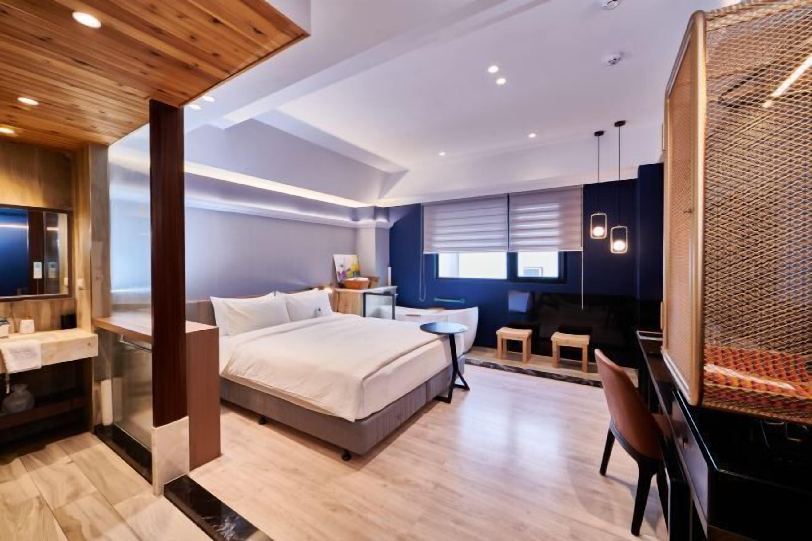 Down comforters, free minibar, soundproofing, free WiFi