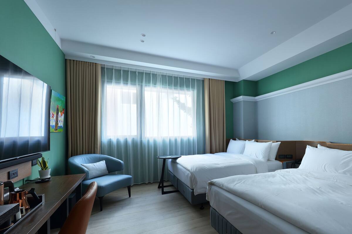 Kamar Quadruple Klasik | Selimut bulu angsa, minibar gratis, kedap suara, dan Wi-Fi gratis