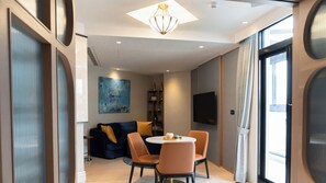 익스클루시브 더블룸, 킹사이즈침대 1개 | 거실 | 케이블 채널 시청이 가능한 65인치 평면 TV, 스트리밍 서비스