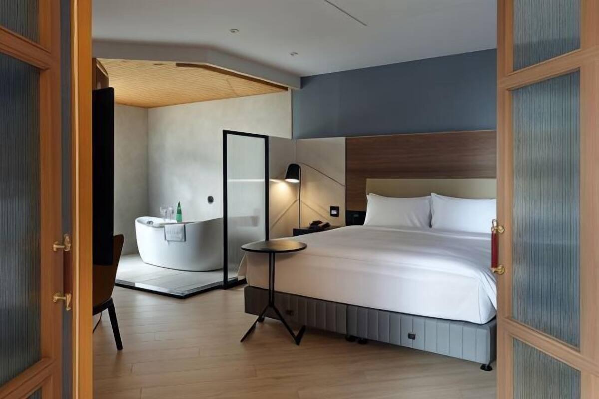 Cubrecamas, minibar con artículos gratuitos y sistema de insonorización