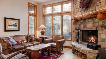 Televisión y chimenea