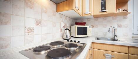 Appartement, 1 chambre | Cuisine privée | Réfrigérateur grande capacité avec congélateur, cafetiÚre-théiÚre