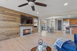 تلفزيون ذكي، ألعاب فيديو، كرة قدم الطاولة، كُتُب