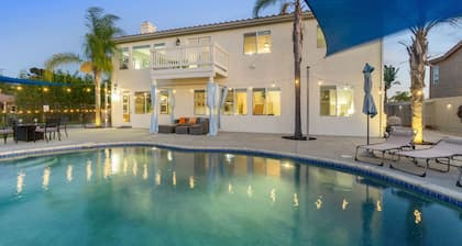 Resort-style Home with stunning views, pool, hot tub, putting green