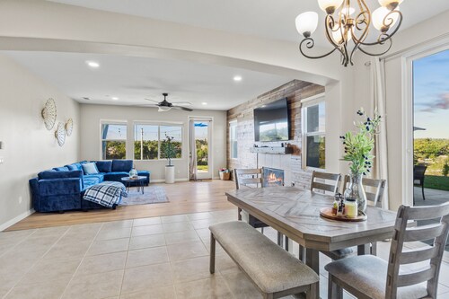 Resort-style Home with stunning views, pool, hot tub, putting green