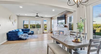 Resort-style Home with stunning views, pool, hot tub, putting green