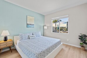 4 bedrooms, desk, iron/ironing board, travel cot - Resort-style Home with stunning views, pool, hot tub, putting green (Fallbrook)