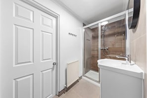 Apartment | Badezimmer | Dusche, Haartrockner, Handtücher