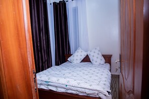 4 bedrooms, iron/ironing board, WiFi, bed sheets