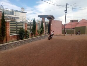 المنطقة المحيطة بالمنشأة