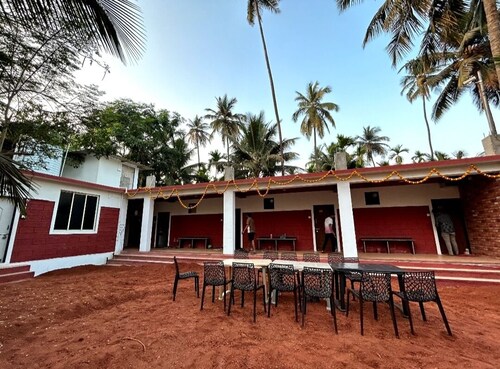 Luxurious Rooms. 5 min Walk to the Beach. 970m to Suvarna Ganesh Mandir.