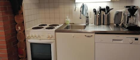 Una cocina equipada con estufa, horno, fregadero y lavavajillas.