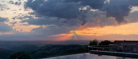 Piscine extérieure (ouverte en saison), parasols de plage