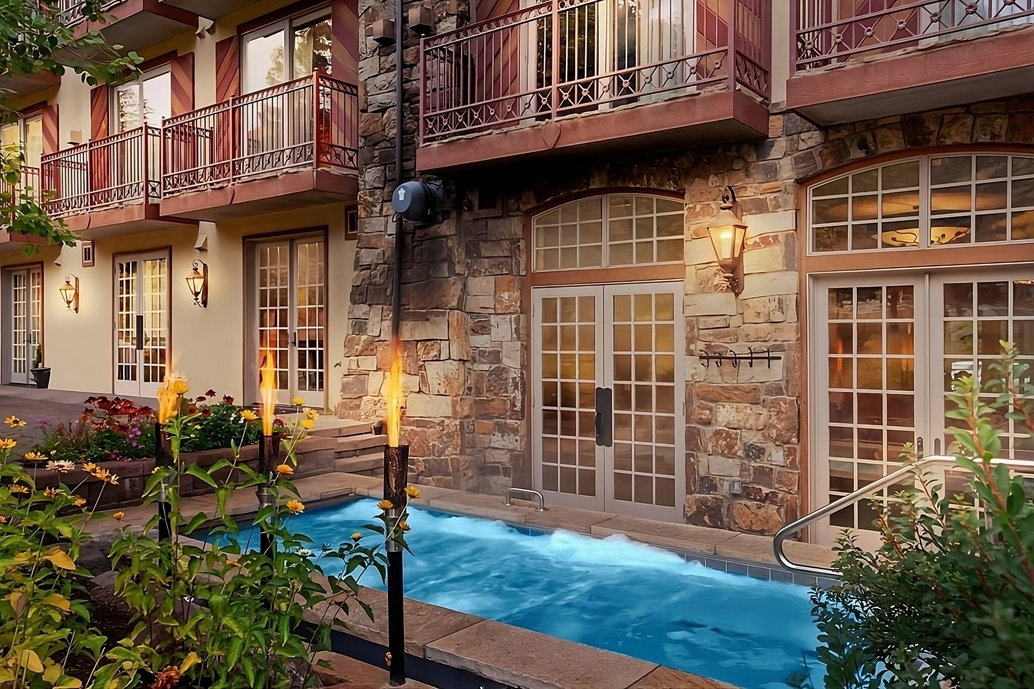 Prime Location! Close to Eagle Bahn Gondola, Onsite Parking, Hot Tub!
