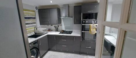 Een koelkast, een microgolfoven, een oven, een kookplaat