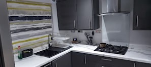 Fridge, microwave, oven, stovetop - Elegant 3-Bedroom Home, sleeps up to 5 guest. (South Ockendon)