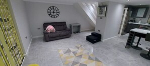 Smart TV, offices - Elegant 3-Bedroom Home, sleeps up to 5 guest. (South Ockendon)