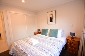 3 slaapkamers, een strijkplank/strijkijzer, gratis wifi, beddengoed
