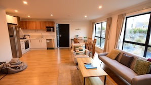 A modern apartment with a kitchen, dining area, and living room. - Alpine Star - 3 Bedrooms B (Lake Tekapo)