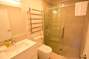 Shower, hair dryer, towels - Alpine Star - 3 Bedrooms B (Lake Tekapo)