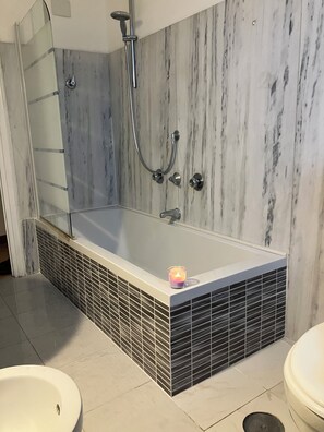 Hair dryer, bidet, towels, soap - Monti Parioli House (Roma)