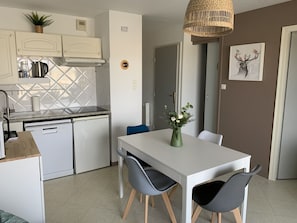 Kühlschrank, Mikrowelle, Herdplatte, Geschirrspüler