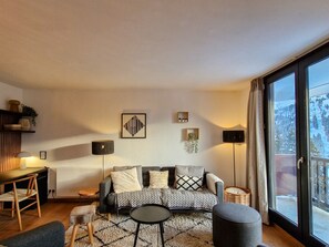 TV, DVD player - Bright Apartment · Central Location · 6 pers · Balcony · WI-FI (Flaine)