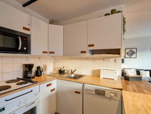 Fridge, microwave, oven, dishwasher - Bright Apartment · Central Location · 6 pers · Balcony · WI-FI (Flaine)