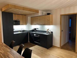 ثلاجة، ميكروويف، غسالة أطباق