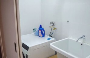 シャワー、ヘアドライヤー、タオル