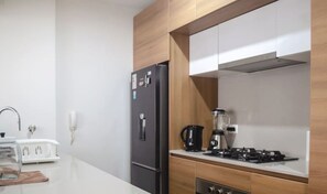 冷蔵庫、電子レンジ、オーブン、コンロ