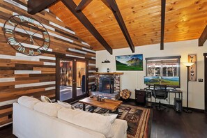 Televisie, een open haard en videospelletjes