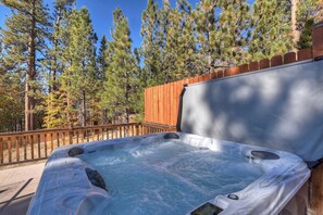 Outdoor spa tub - Big Bear Escape By Destination Big Bear: Modern Cabin Elegance! Gameroom! Hot Tub! Fenced Yard! (Big Bear Lake)